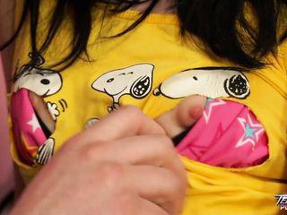 Zierliche Teenagerin mit kleinen Titten - Amateurin hart rangenommen