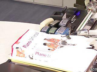 Mutti braucht es auf der Arbeit rum