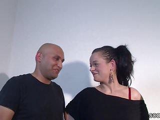 Deutsches Paar beim ersten Dreier mit einem Fremden