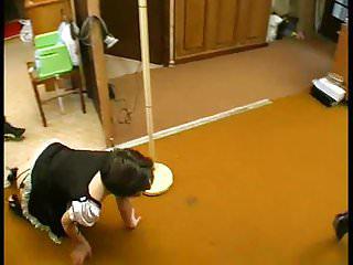 Reife Hausfrau mit kleinen Titten beim Gruppensex