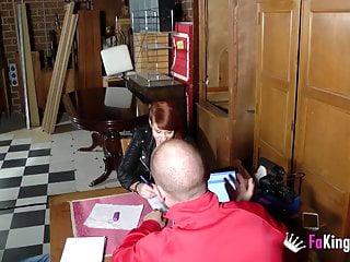 Sexy Teen strippt vor der Kamera