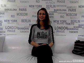 Super süsse junge Mutter beim ersten Analfick mit dem Kameramann - Analsex mit dem Kameramann