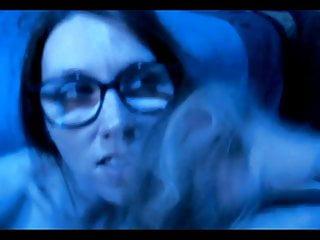 Sexy Brünette mit haariger Muschi bläst und wichst