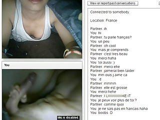 Hübsche Französin zeigt ihre Titten im chat