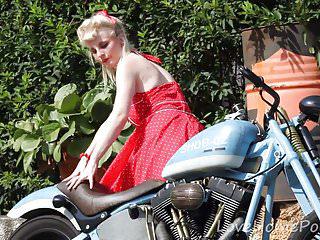 Blonde Amateurin genießt den Sex in der Öffentlichkeit