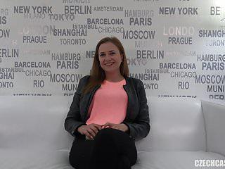 Blowjob vor der Kamera mit geilen Titten