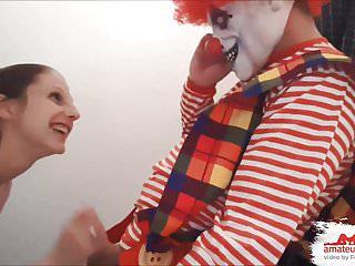 Brutal vom Clown durchgefickt - harter Analsex für deutsche Hausfrau