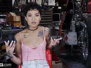 Doppeltes lottchen - sie bekommt die volle ladung auf den bike