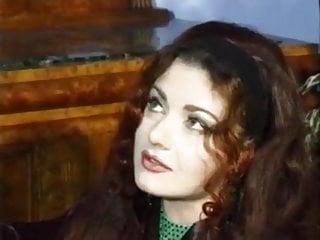 Haarige italienische Fotze verführt den Priester