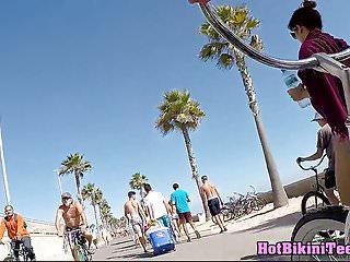 Heisse Bikini Teens vor der Kamera