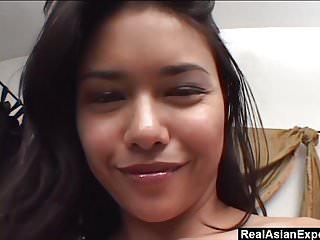 Kleine Asiatin in den Arsch gefickt