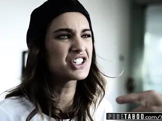 Die scharfe junge Schlampe wird vom Stiefbruder beim Sex erwischt - Teen und Bruder beim ficken