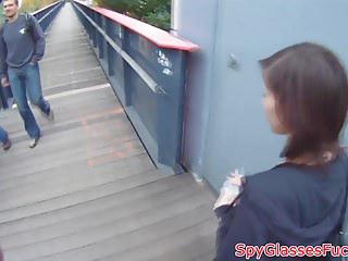 Sie wird abgeschleppt und heimlich gefilmt