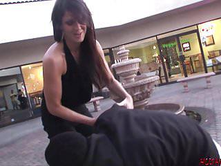 Stiefmutter wird von einem jungen Kerl aufgerissen