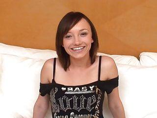 Das geile Teen mit den kleinen Titten und dem kleinen Arsch - Teen beim Sex in der Öffentlichkeit