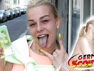 Deutsche kleine schwarze Teen Rebecca lässt sich für Geld in Arsch und Fotze bumsen