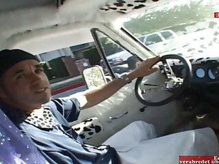 Junges Mädchen mit kleinen Titten wird nach Hause genommen