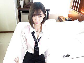 Japanische Schönheit mit kurzen Haaren strippt nach dem Unterricht