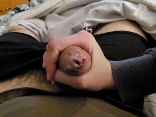 Junge Frau verführt einen Schwanz nach dem anderen