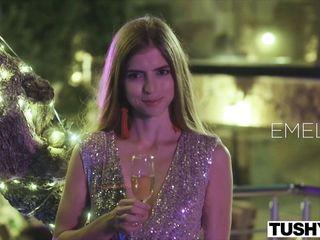 Teen mit dicken Titten wird doppelt penetriert