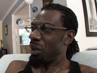 Süßes Mädchen wird von schwarzem Hengst auf Couch gefickt