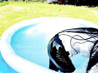 Asiatin mit engen Arsch in enger Leggings fickt sich mit der Fickmaschine die Möse