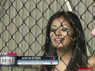 Brünette Schlampe mit grossen natürlichen Titten wird gefickt