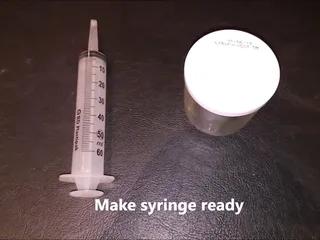 Ihr Mann kommt in der Toilette für sie