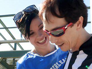 Heiße Cheerleaderin Savannah camden verführt älteren Mann