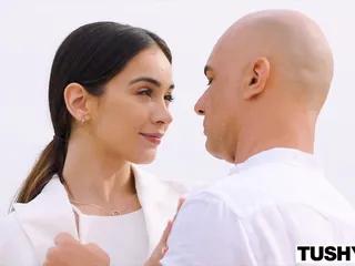 Schöne Brünette hat Analsex mit ihrem Chef