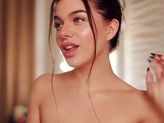 Süsse Brünette bläst und masturbiert mit sexspielzeugen