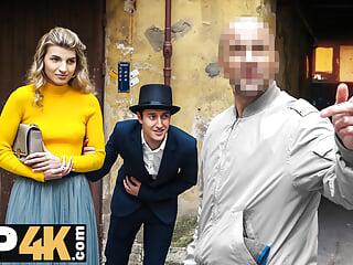 Verrückte junge Blondine fickt mit ihrem Freund