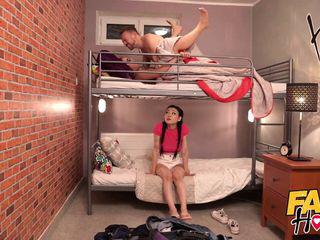 Die geile Japanerin wird im Bus von zwei Kerlen gefickt - Dreier mit der geilen Asiatin und ihren geilen Mutter