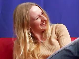 Attraktives deutsches Teen wird mit warmem Sperma gefüllt