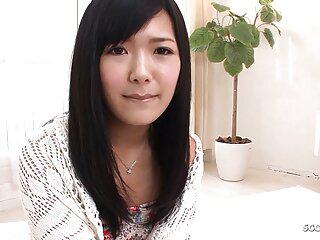 Zierliche Japanerin mit geilen Arsch beim Pornocasting