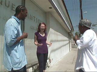 Geile rothaarige kann es nicht erwarten von zwei schwarzen Schwänzen gefickt zu werden