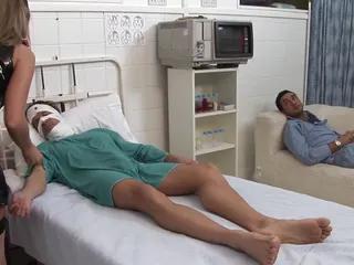 Babes Amy Quinn und kaida Kane lecken sich