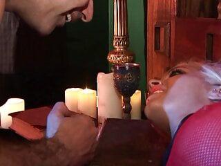 Lüsternes Teengirl setzt sich auf den Schwanz