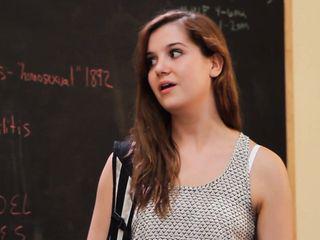 Reife Lesbe verführt junges Teen Girl